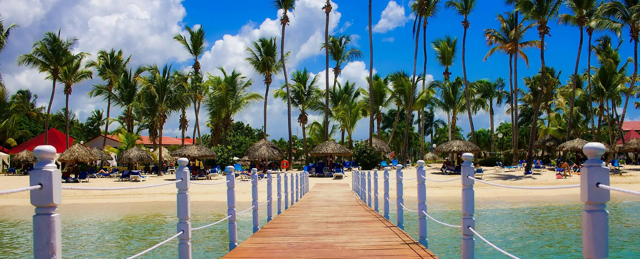Vista panorámica de la playa y hoteles en Punta Cana con ambiente seguro para turistas