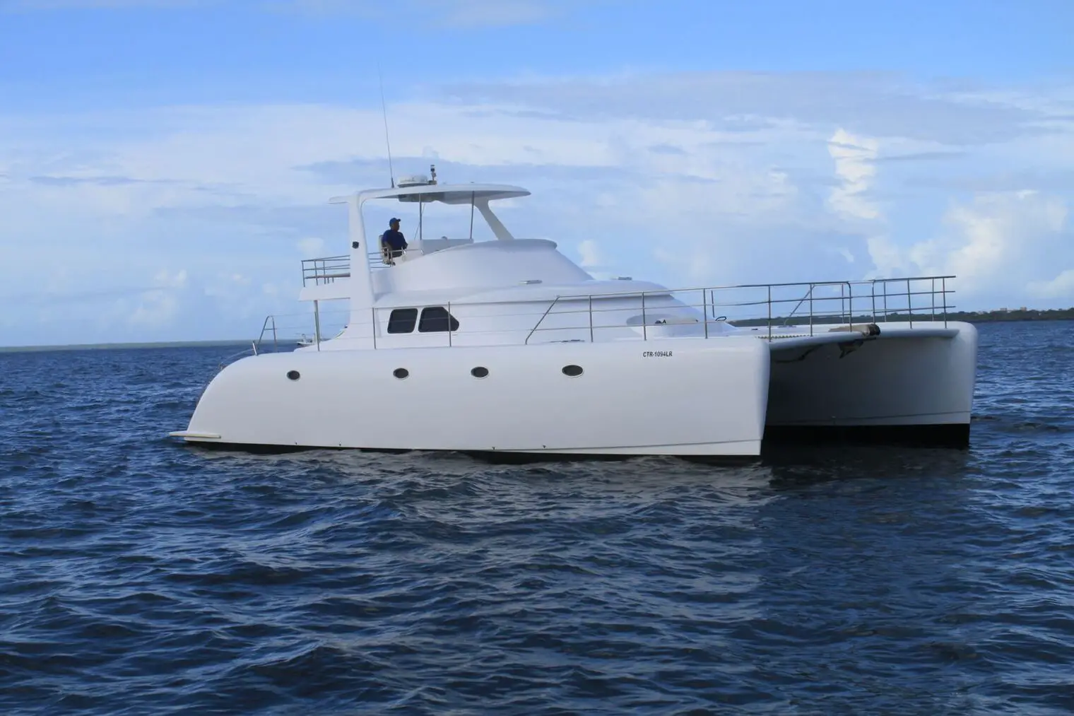 Catamaran No Worries privado en agua turquesa
