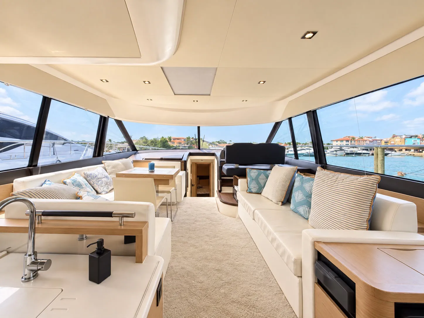 Prestige 560 Fly private yacht photo 3