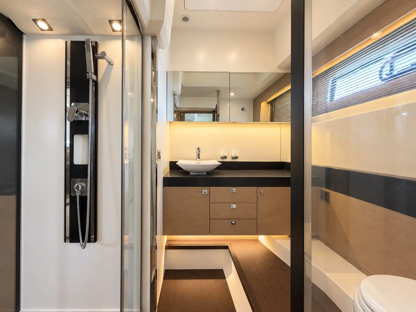 Prestige 560 Fly private yacht photo 4