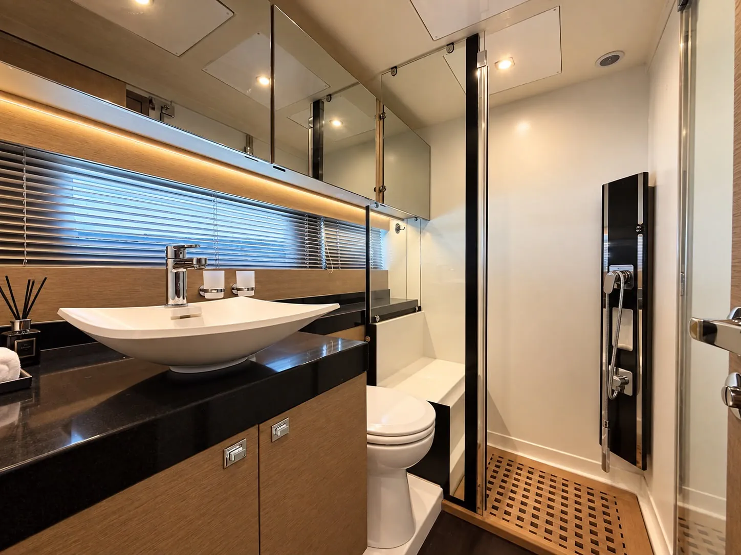 Prestige 560 Fly private yacht photo 6