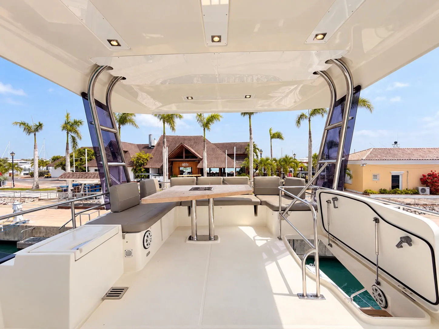 Prestige 560 Fly private yacht photo 9