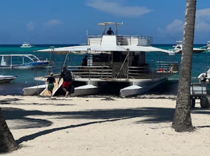 Playa y embarcaciones en Punta Cana