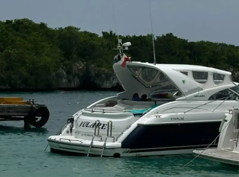 Yate blanco cerca de la costa tropical