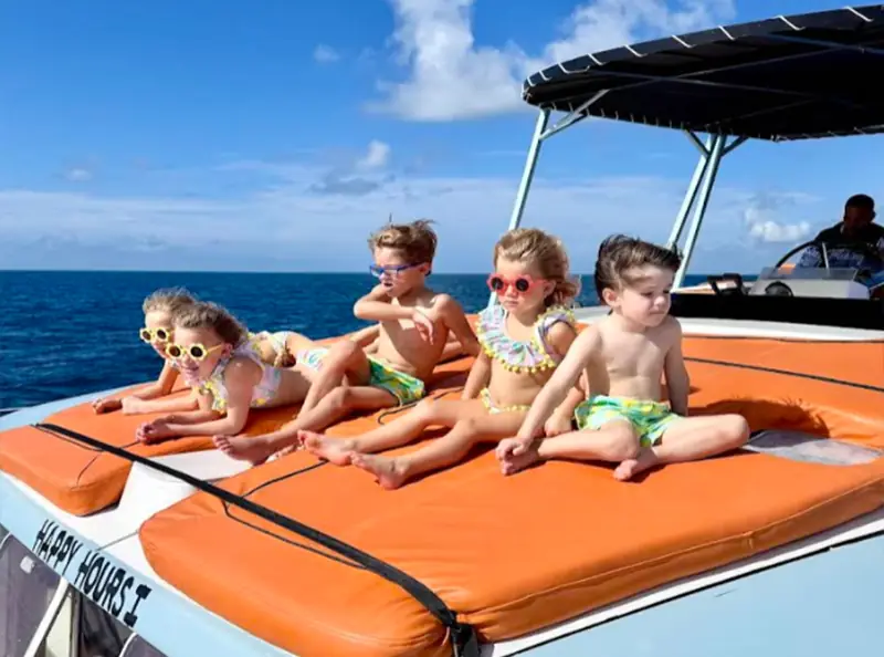 Familia relajandose en un catamaran privado