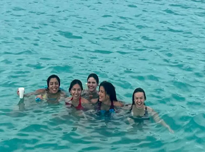 Grupo sonriendo en el agua durante un paseo privado