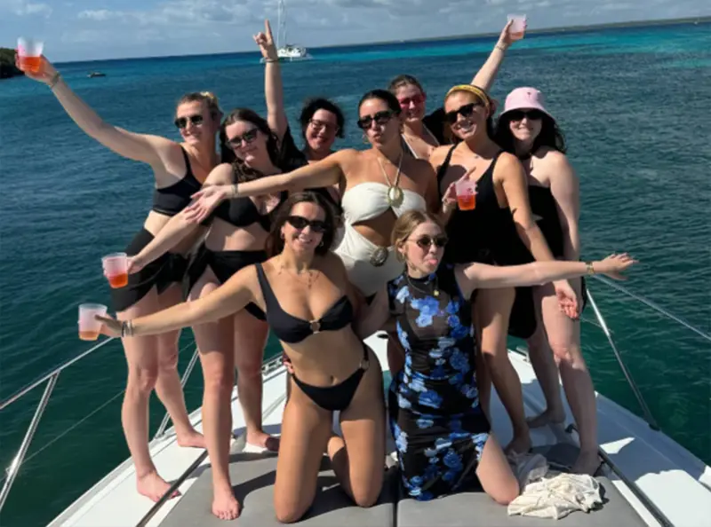 Grupo celebrando a bordo de un yate
