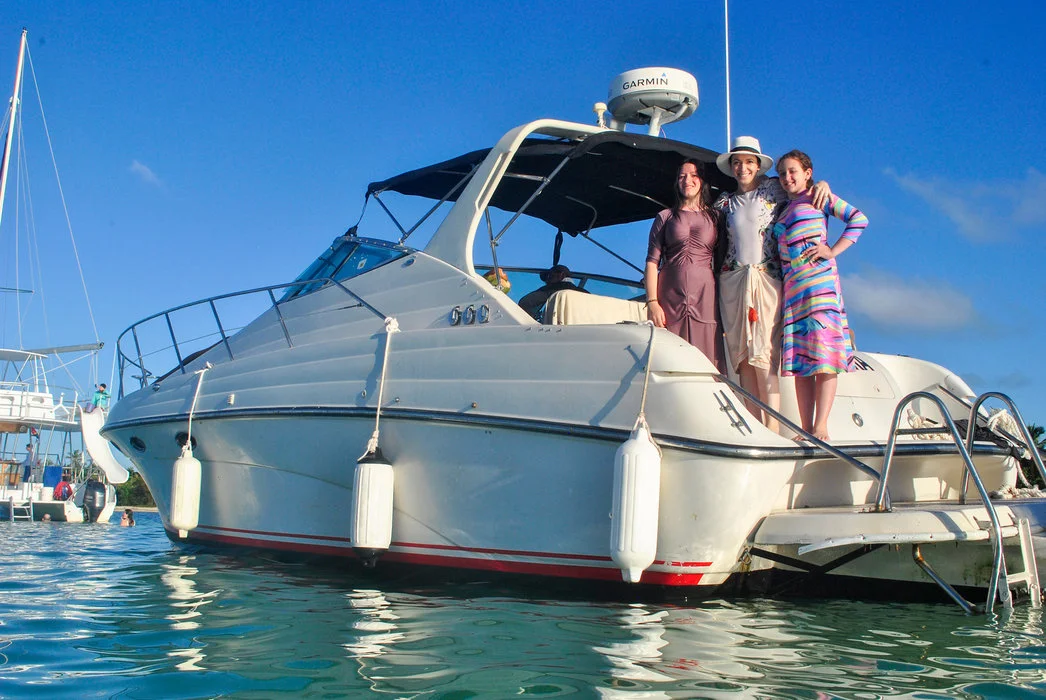 Guests on the Cruiser 36 boarding platform