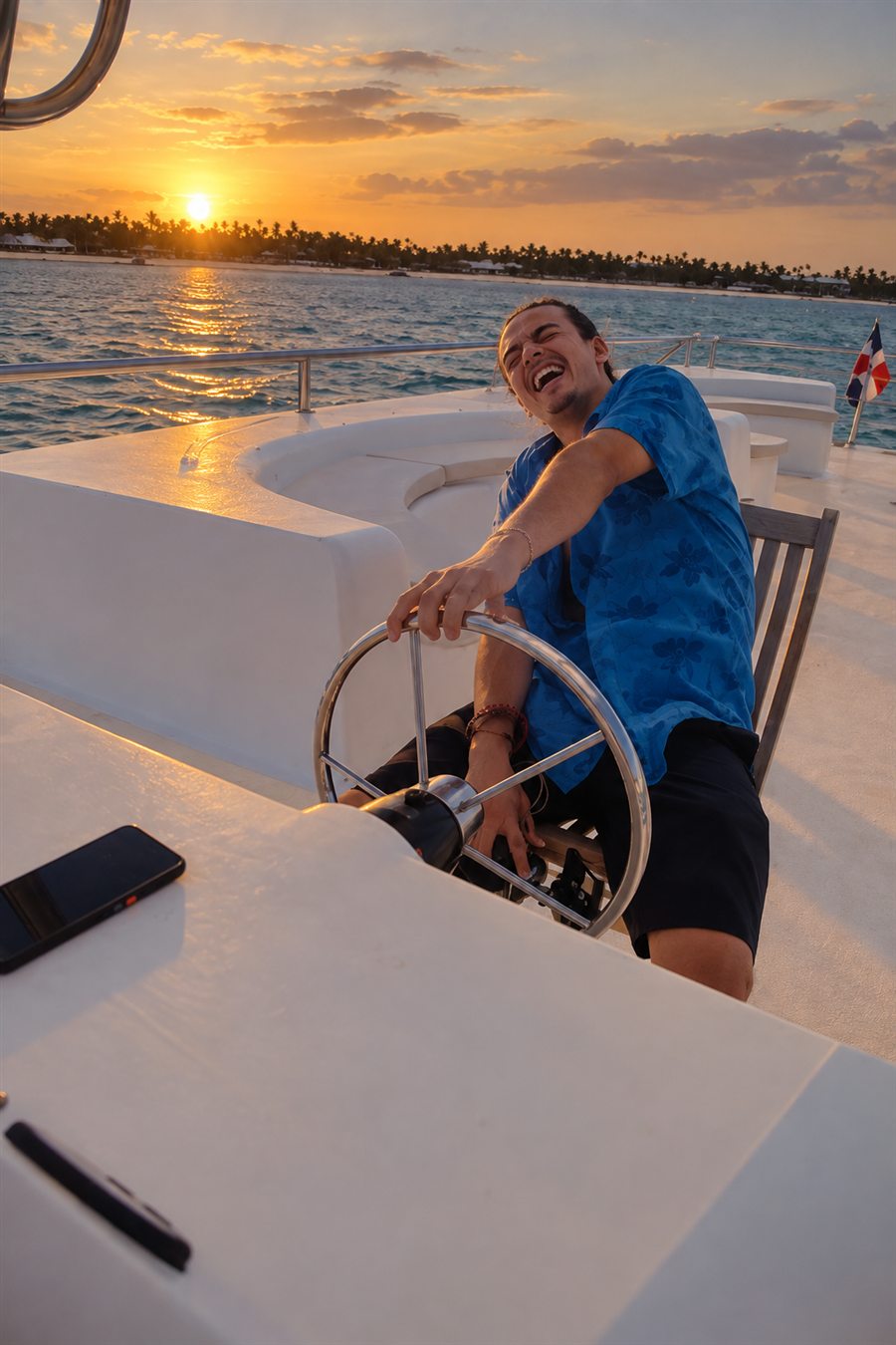Un pasajero disfrutando la tarde a bordo de un barco