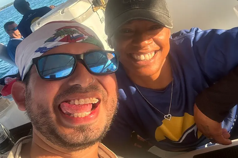 Grupo de amigos disfrutando las piscinas naturales en un barco de lujo en Punta Cana